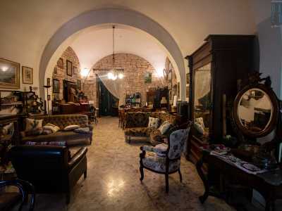 Quando entriamo, pi� che in una residenza pare di trovarci in un vero e proprio museo raccolto in un salone con le volte in pietra